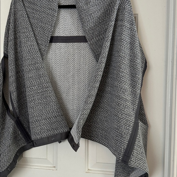 Lululemon Vinyasa Scarf Wrap gray white heathered color snap buttons one size - Picture 6 of 9